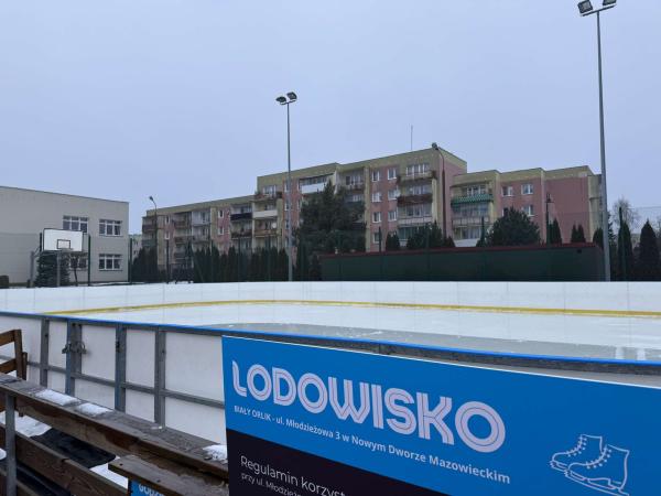 Sztuczne lodowisko z bandami.