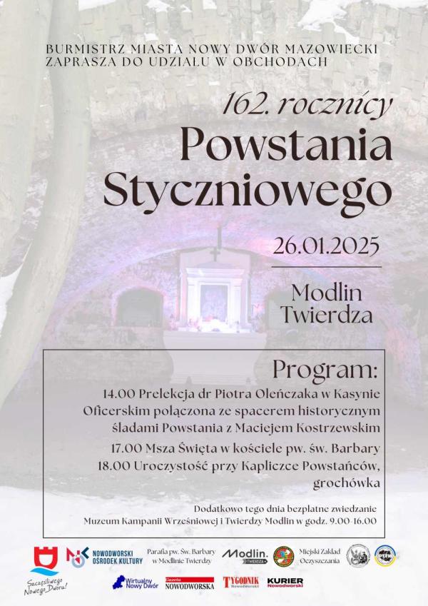 Obraz Matki Boskiej z Dzieciątkiem w pomieszczeniu ze ścianą i sklepieniem łukowym z cegieł.