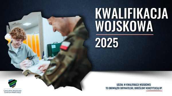 Mężczyzna w koszulce i sweterku siedzący przy jednym stole z mężczyzną w mundurze wojskowym.
