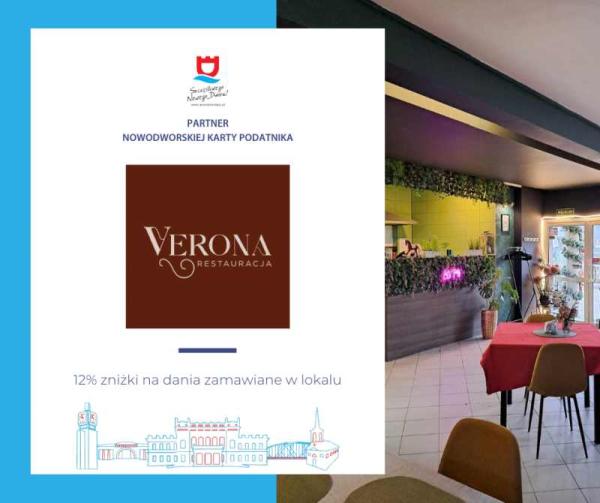 Dwa stoły i trzy krzesła w restauracji.
