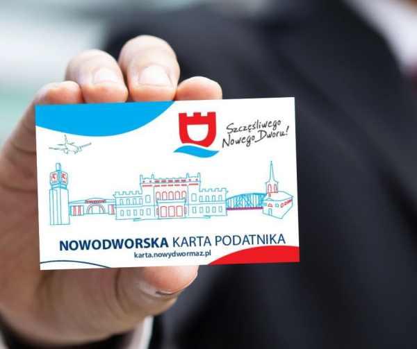 Nowodworska Karta Podatnika trzymana w dłoni.