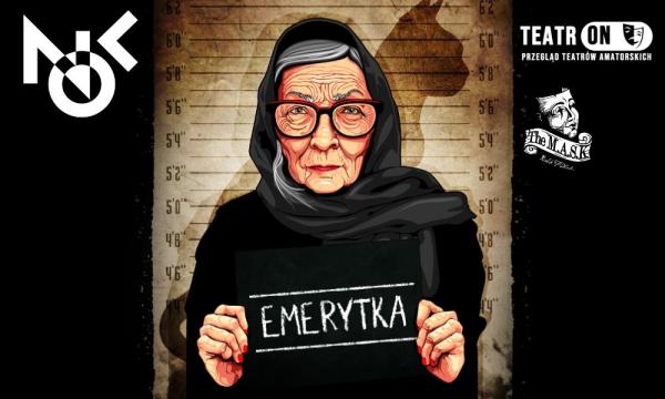 Starsza kobieta z siwymi włosami, w okularach ubrana w czarną chustę i sukienkę trzyma przed sobą w dłoniach napis emerytka.
