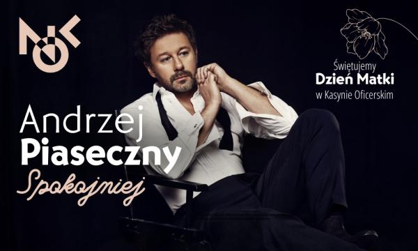 Mężczyzna w białej koszuli i granatowych spodniach siedzi na czarnym, drewnianym krześle z podłokietnikami.