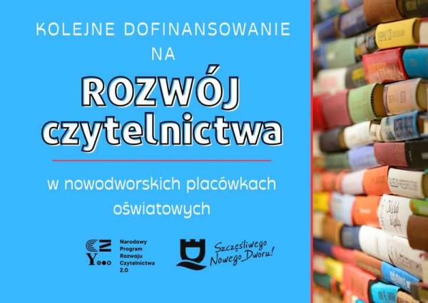 Kilkadziesiąt różnokolorowych książek ułożonych w kilku rzędach na sobie.
