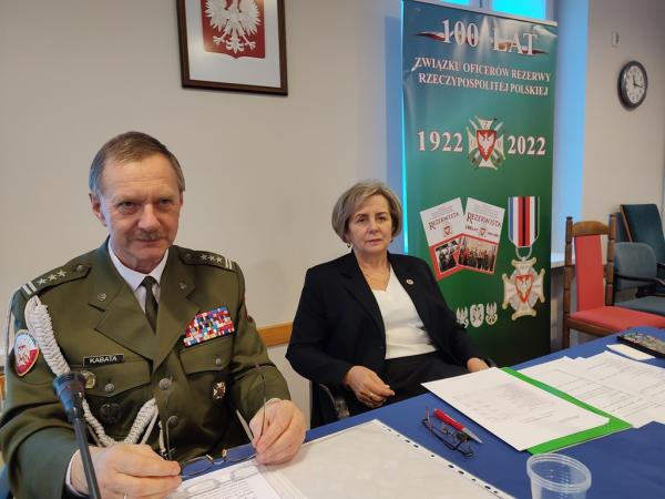 Płk rez. Alfred Kabata - Prezes ZG Związku Oficerów Rezerwy RP i Teresa Stroińska-Macińska.