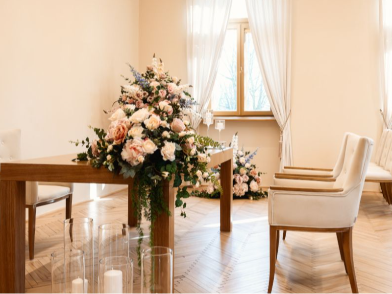 Sala ślubów z krzesłami i ozdobami florystycznymi