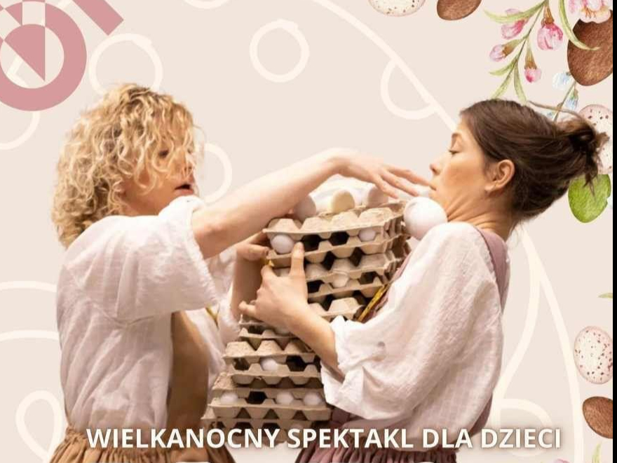 Jedna kobieta trzyma kilka wytłaczanek z jajkami. Druga zabezpiecza je rękami, żeby nie wypadły.
