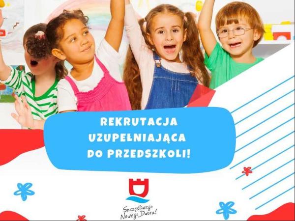 Trzy dziewczynki z długimi włosami i chłopiec w okularach z uniesiony rękami do góry.