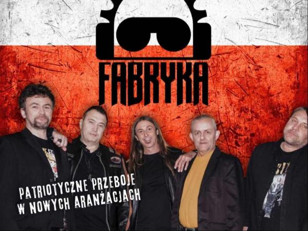 Pięciu mężczyzn ubranych na czarno na tle biało-czerwonej flagi.