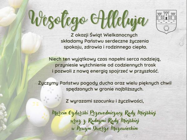 Dwie białe pisanki i jedna żółta z kwiatkami oraz trzy białe tulipany i jedne żółty.