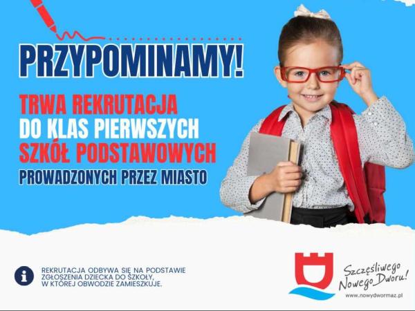 Dziewczynka w okularach z czerwonym plecakiem na ramionach trzyma w prawym ręku książkę w szarej okładce.