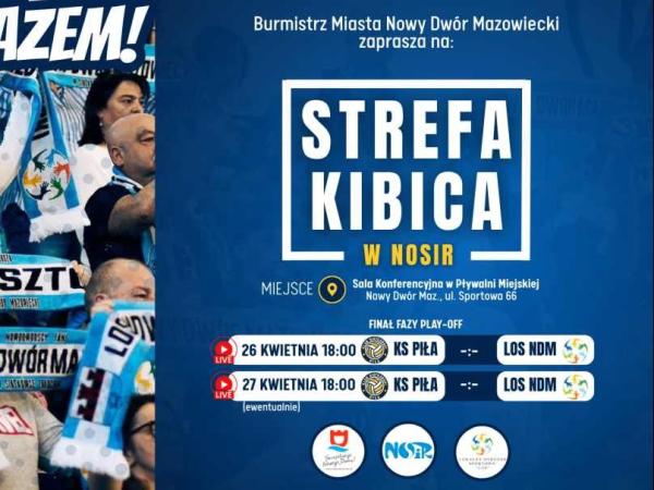 Kobiety i mężczyźni trzymają w uniesionych rękach biło-niebieskie szaliki kibica.