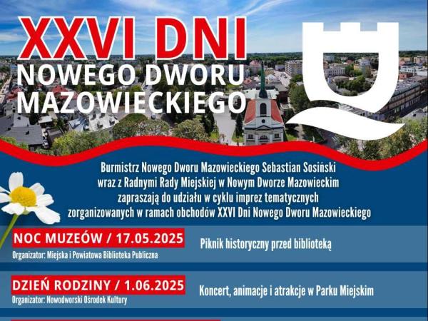 Kościół, ulice i kilka wielorodzinnych budynków z lotu ptaka.