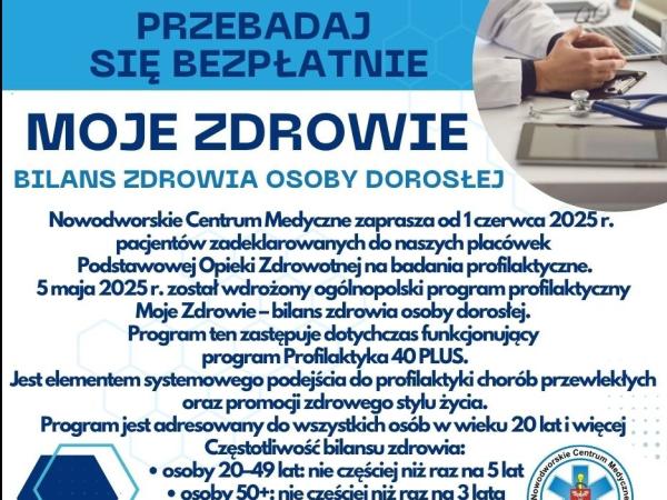 Dłonie stykające się placami na biurku obok stetoskop i klawiatura do komputera.