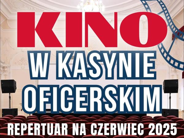 Sala z głośnikami, ekranem i fotelami kinowymi.