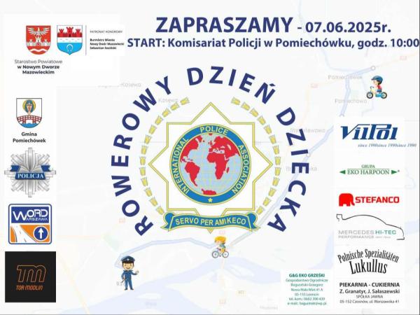 Mężczyzna w mundurze policjanta, dziewczynka i chłopiec na rowerze.