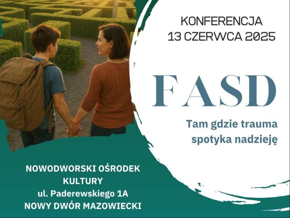 Kobieta patrzyma na chłopca z plecakiem na plecach i trzyma go swoją lewą dłonią za jego prawa dłoń.