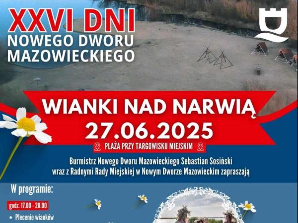 Plaża przy rzece, trzy kobiety w białych sukienkach i wiankach na głowach stojące w wodzie.