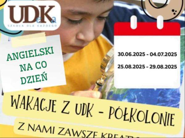 Chłopiec patrzący przez lupę na globus.