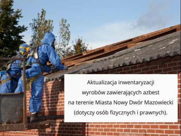 Dwie osoby w maskach przeciwgazowych i w gumowych kombinezonach stojący na podnośniku dotykają dachu budynku.