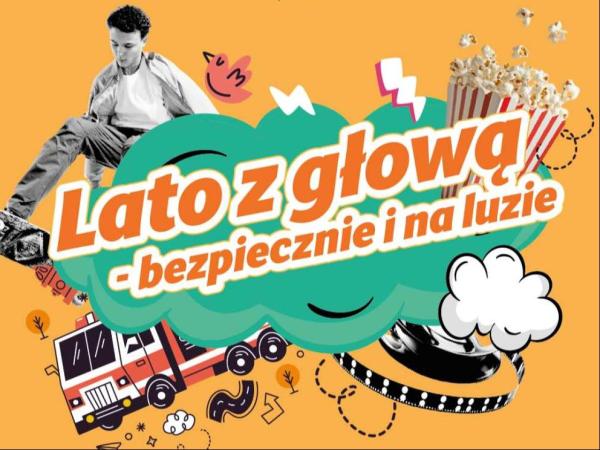 Chłopiec na deskorolce, popcorn w pudełku, wóz strażacki, taśma filmowa na szpuli.
