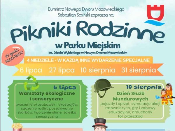 Dwóch strażaków trzymających węża z wodą, hełm wojskowy.