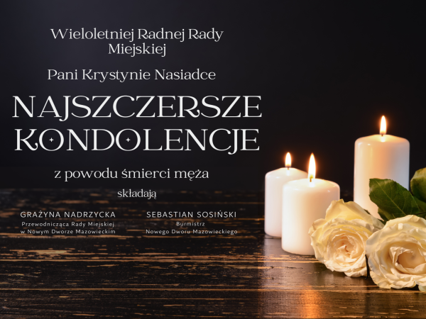 Po prawej stronie trzy białe palące się świece i białe róże obok, na środku treść kondolencji