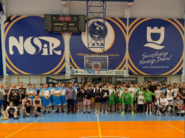 Uczestnicy Świątecznego Turnieju Koszykówki Amatorów.