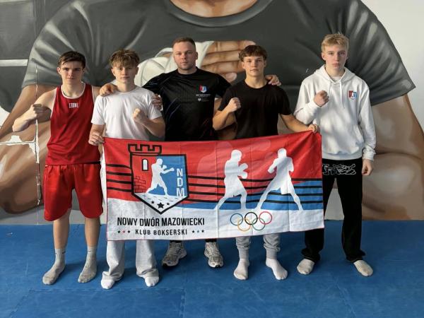 Sezon 2026 w Klubie Bokserskim Nowy Dwór Mazowiecki, grupa bokserów pozuje do zdjęcia