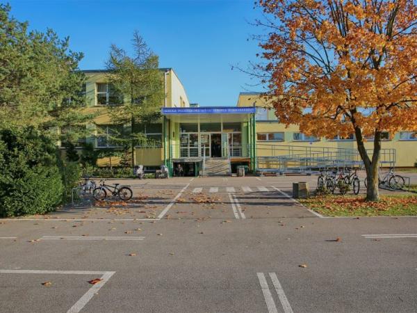 Rekrutacja do klasy sportowej, budynek szkoły podstawowej nr 5