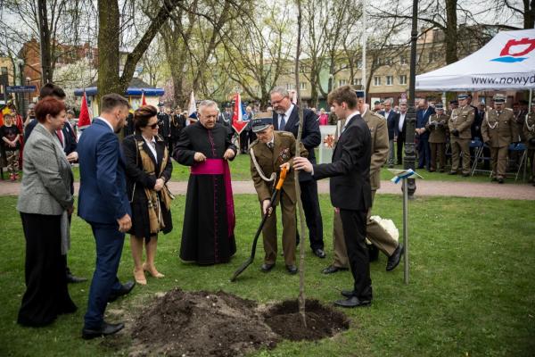 Tablica pamiątkowa i Dąb Pamięci w 78. rocznicę zbrodni katyńskiej