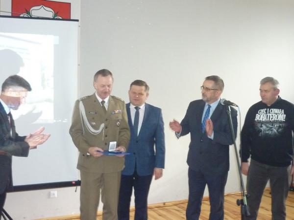 Medal „Zasłużony dla Powiatu Radomskiego” dla Nowodworzanina płk. rez. Alfreda Kabaty