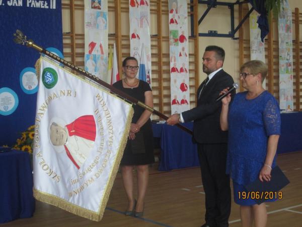 Uroczyste zakończenie roku szkolnego i nadanie sztandaru Szkole Podstawowej nr 1 Św. Jana Pawła II w Nowym Dworze Mazowieckim