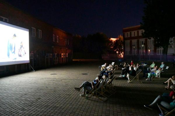 "Kino pod Gwiazdami" na dziedzińcu Nowodworskiego Ośrodka Kultury.