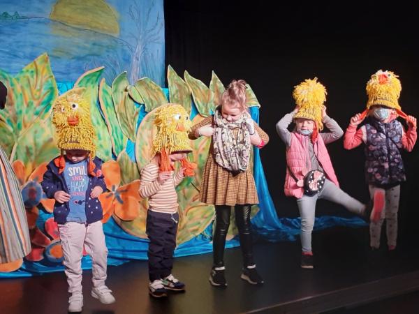 Poranek z teatrem - "Brzydkie Kaczątko" w Nowodworskim Ośrodku Kultury.