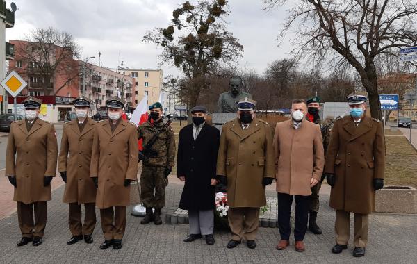 Uczestnicy obchów imienin Marszałka Józefa Piłsudskiego.