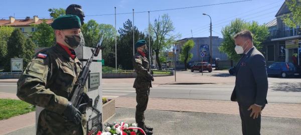 Kwiaty pod pomnikiem Marszałka Piłsudskiego składa Burmistrz Jacek Kowalski.