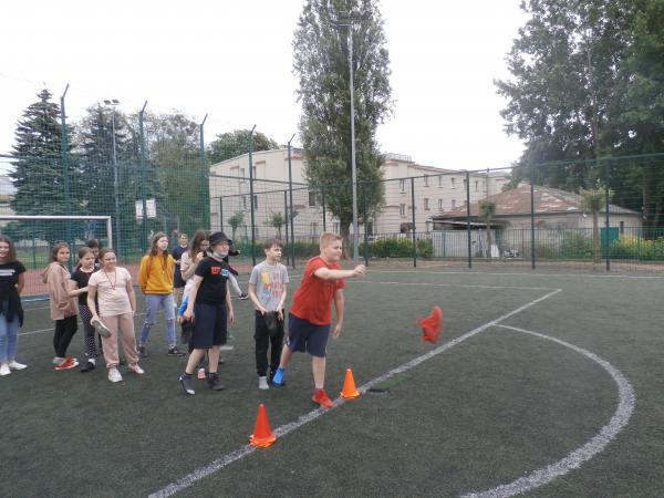 Konkurs rzutu własnym butem do celu.
