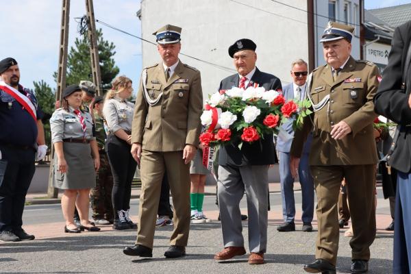 Obchodach 101. rocznicy Bitwy Warszawskiej i Święta Wojska Polskiego.