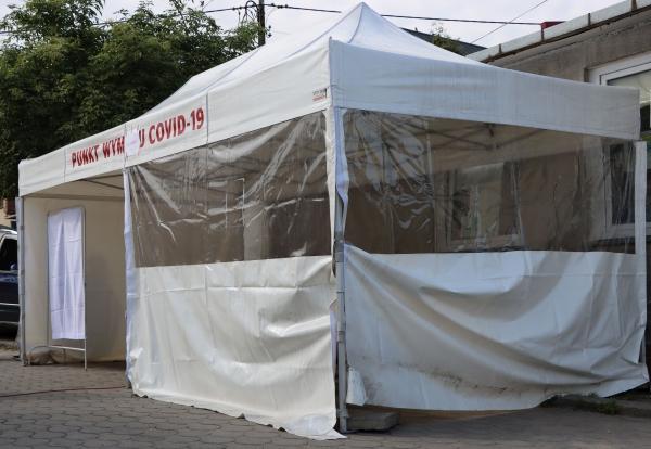 Mobilny Punkt Szczepień przeciw COVID19 na targowisku miejskim.