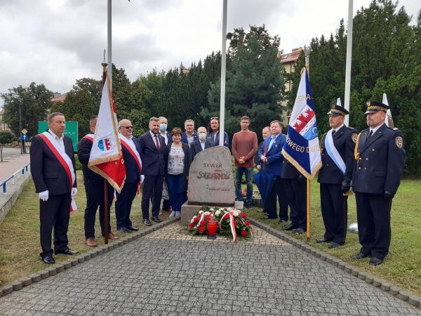 Wspólne zdjęcie uczestników uroczystości z okazji rocznicy powstania NSZZ Solidarność.