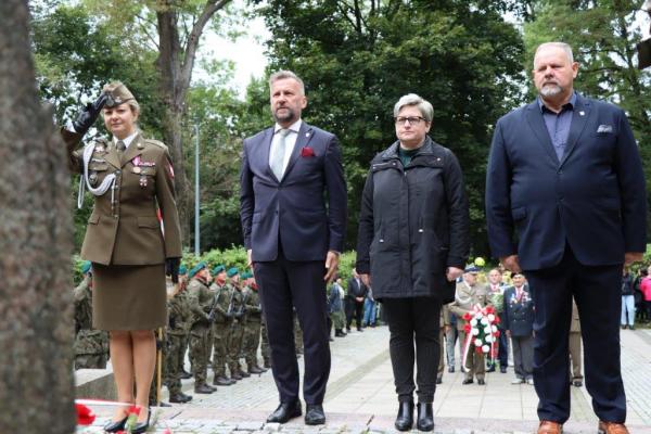 Kwiaty pod pomnikiem składają: Agnieszka Królak, Jacek Kowalski, Justyna Paszkiewicz, Krzysztof Bisialski.