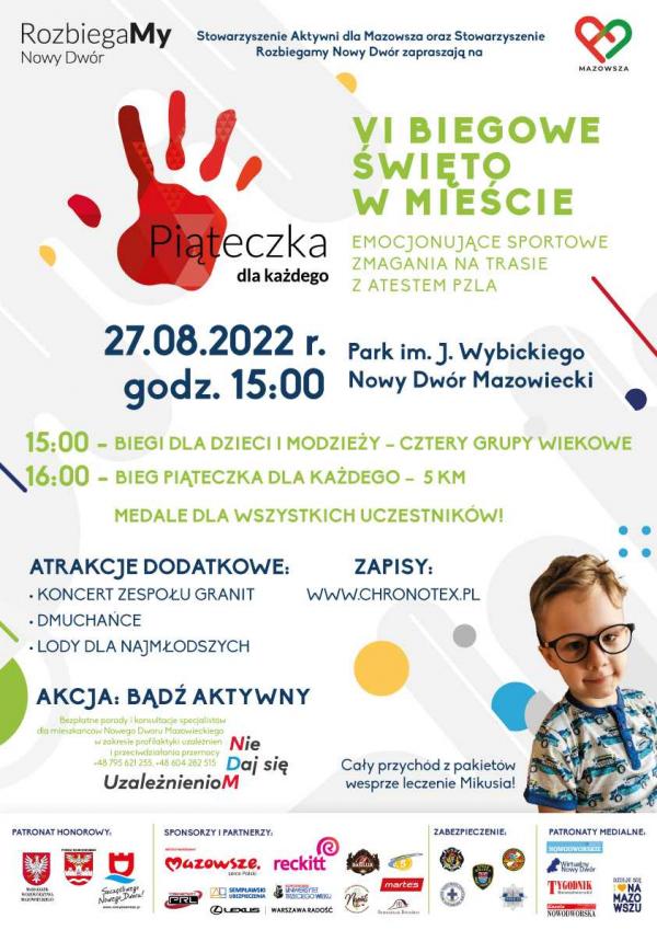 Na białym tle program VI Biegowego Święta w Mieście napisany granatową i zieloną czcionką. Zdjęcie chłopca w okularach w bluzce z niebieskimi samochodami. Kolorowe loga: organizatorów, patronów honorowych i medialnych, sponsorów i partnerów.
