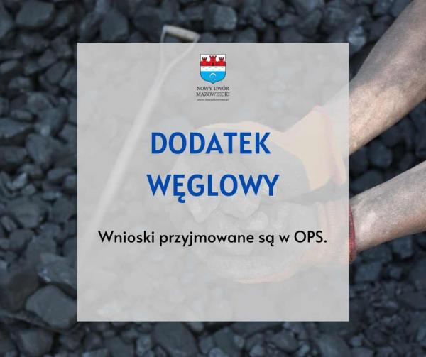 Węgiel trzymany w dłoniach w czarno-pomarańczowych rękawiczkach nad składowiskiem węgla.