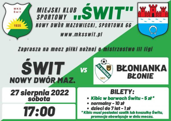 Na jasno/ciemnozielonym tle loga drużyn: Świt Nowy Dwór Mazowiecki i Błonianka Błonie. Herb Miasta Nowy Dwór Mazowiecki. Czarno-zielone napisy z informacje o meczu i biletach.