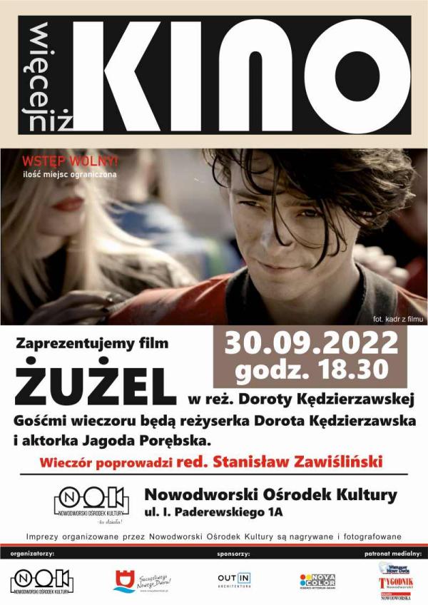 Kobieta dotyka ramię młodego chłopaka. Więcej niż kino. 30.09.2022 godz. 18:30 prezentacja filmu "Żużel" w reż. Doroty Kędzierzawskiej.