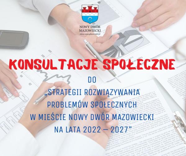 Pięć dłoni, dwie z długopisami na dokumentach. Konsultacje społeczne do „Strategii Rozwiązywania Problemów Społecznych w Mieście Nowy Dwór Mazowiecki na lata 2022 – 2027”