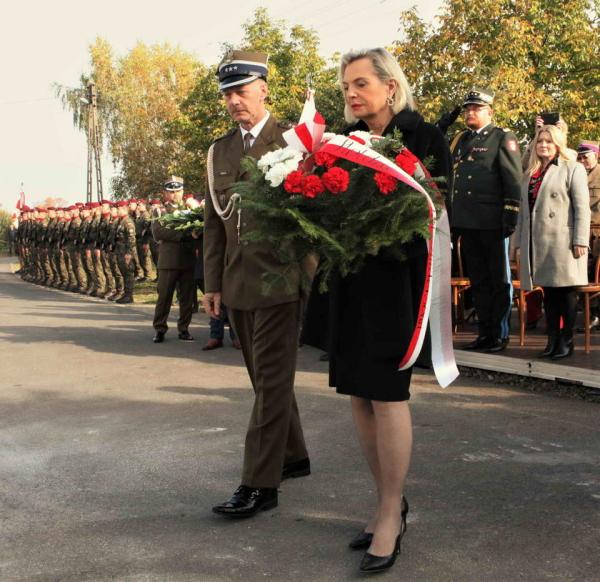 Ambasador RP we Włoszech Anna Maria Anders i prezes ZG Związku Oficerów Rezerwy Rzeczypospolitej Polskiej płk rez. Alfred Kabata z wiazanką biało-czerwonych kwiatów z biało-czerwoną wstęgą.